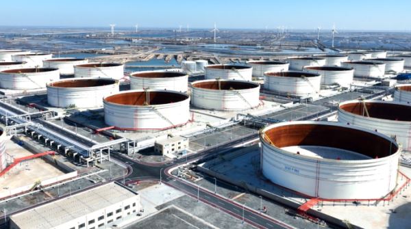 BloombergNEF: мировые запасы нефти и нефтепродуктов остаются заметно выше показателя прошлого года и среднего пятилетнего значения