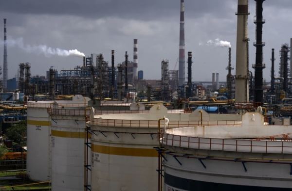 Индия обещает продолжить покупку российской нефти